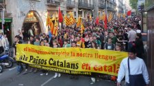 Denuncien uns policies que van retenir i amenaçar dos independentistes per Sant Jordi