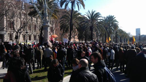 Centenars de persones es concentren davant el TSJC per defensar el català a l'escola