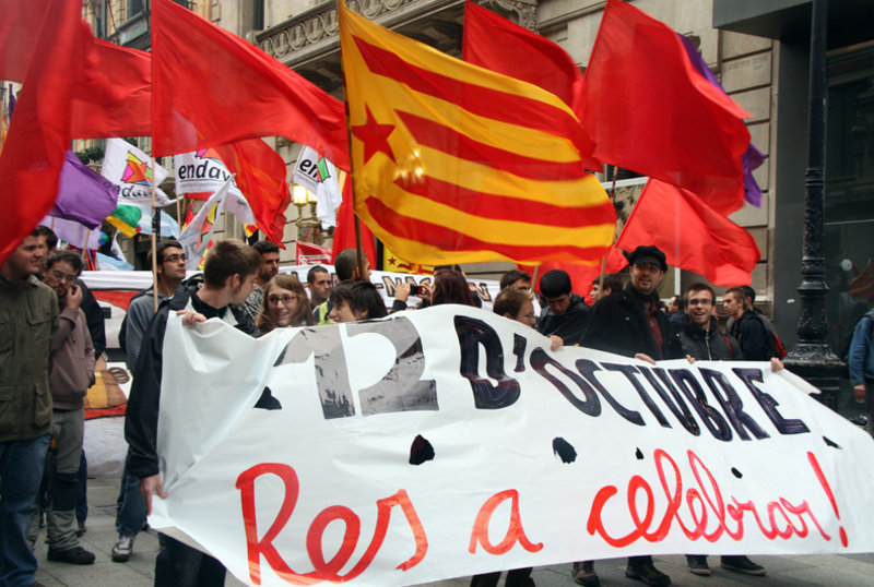 Centenars de persones es manifesten contra el feixisme i la hispanitat