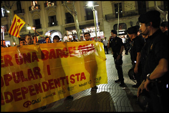 Els antiavalots obliguen la marxa (que havia sortit de Canaletes) a sortir de la Rambla. FOTO: Oriol Clavera Els antiavalots obliguen la marxa (que havia sortit de Canaletes) a sortir de la Rambla. FOTO: Oriol Clavera