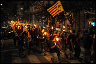 Desenes de marxes de torxes escampen les reivindicacions de la Diada arreu del país