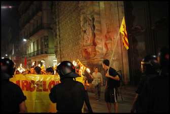 Un dels moments del recorregut en què els Mossos impedeixen que la marxa entri a la Rambla. FOTO: Oriol Clavera Un dels moments del recorregut en què els Mossos impedeixen que la marxa entri a la Rambla. FOTO: Oriol Clavera