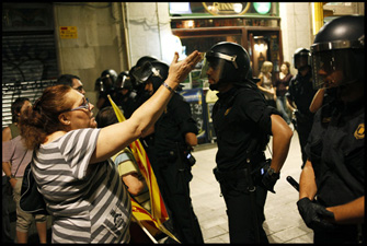 Una manifestant es queixa a un dels antiavalots perquè no els deixen fer la marxa per la Rambla. FOTO: Oriol Clavera Una manifestant es queixa a un dels antiavalots perquè no els deixen fer la marxa per la Rambla. FOTO: Oriol Clavera