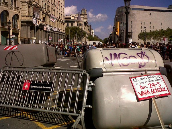 Els Mossos d'Esquadra entren al banc ocupat de plaça Catalunya