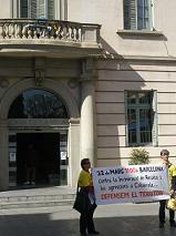 Dues persones s'encadenen a l'Ajuntament de Sant Feliu de Llobregat en defensa de Collserola
