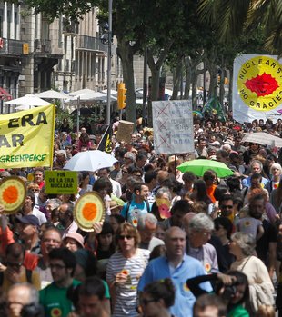 Milers de persones es manifesten a Barcelona pel tancament de les nuclears