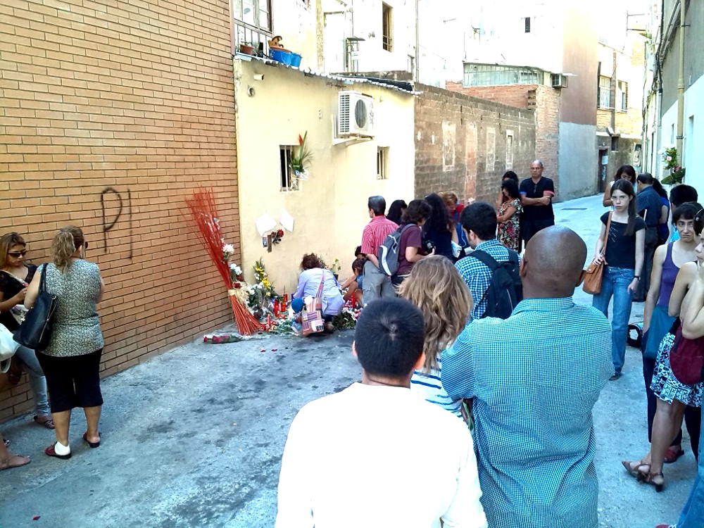 Veïnes de Sants es concentren per reclamar justícia i acomiadar la Nancy, dona assassinada al barri