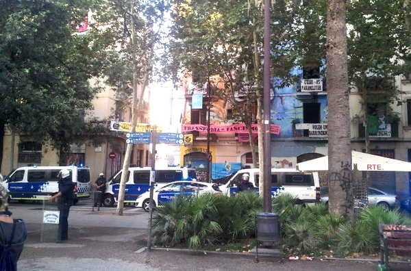 Desallotgen el centre social Barrilònia del Raval