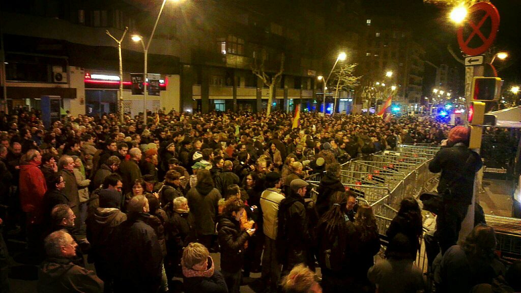 La indignació assetja la seu del PP de Barcelona.