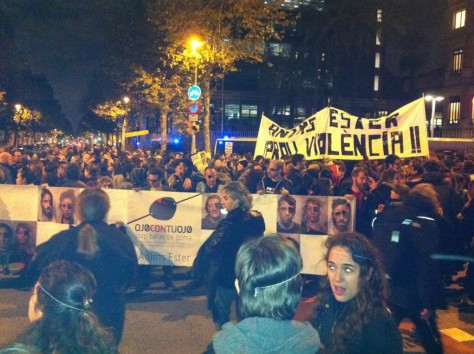 Centenars de persones es manifesten contra les bales de goma i  reclamen la dimissió de Felip Puig