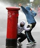 Joves republicans s'enfronten a la policia al nord d'Irlanda