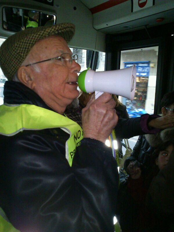 Jubilats indignats segresten un autobús a Barcelona