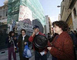 Veïnes del Cabanyal protesten durant la visita de Rita Barberà al barri