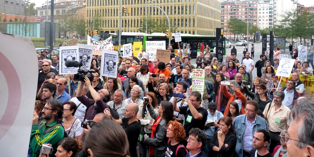 Centenars de persones s'han concentrat en suport als periodistes de la revista Cafè amb Llet jutjats per denunciar la corrupció a la sanitat