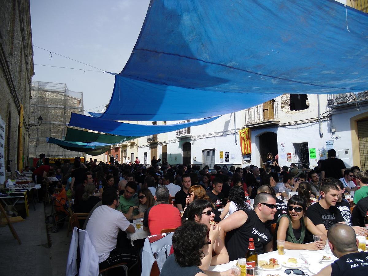 Beniarrés celebra amb èxit la ja tradicional calçotada