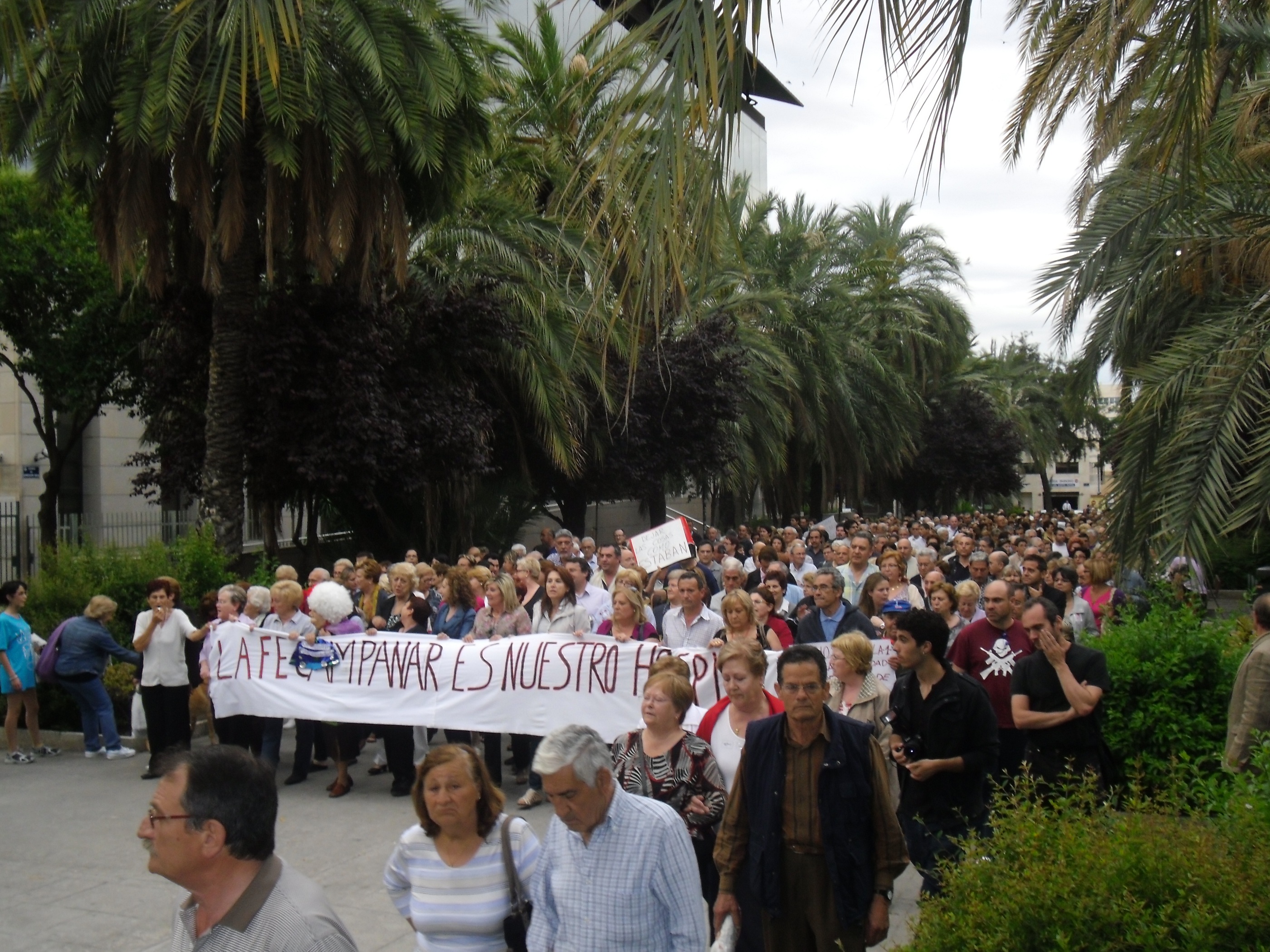 Milers de veïnes i veïns de Campanar exigeixen que es quede l'hospital públic al barri