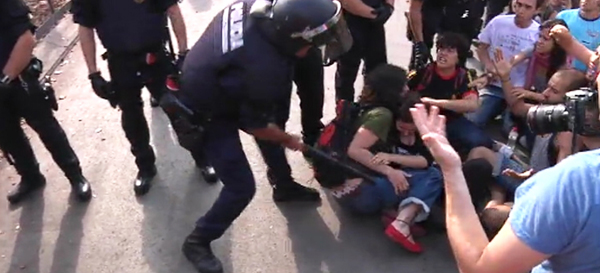 Un centenar de ferits per les càrregues al voltant de la plaça de Catalunya