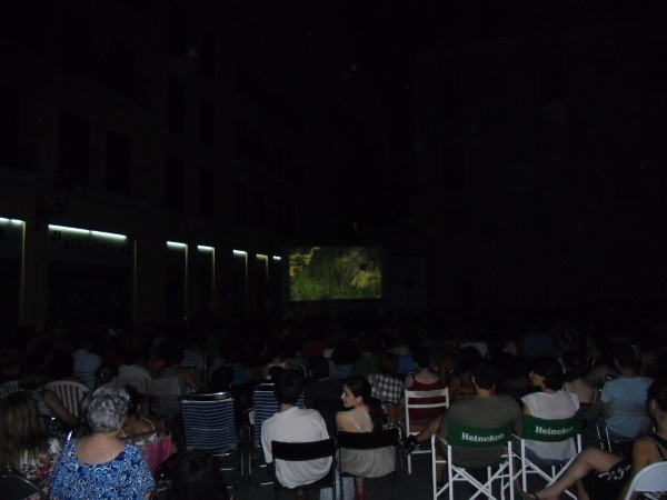Èxit rotund del cinema a la fresca en valencià a Velluters
