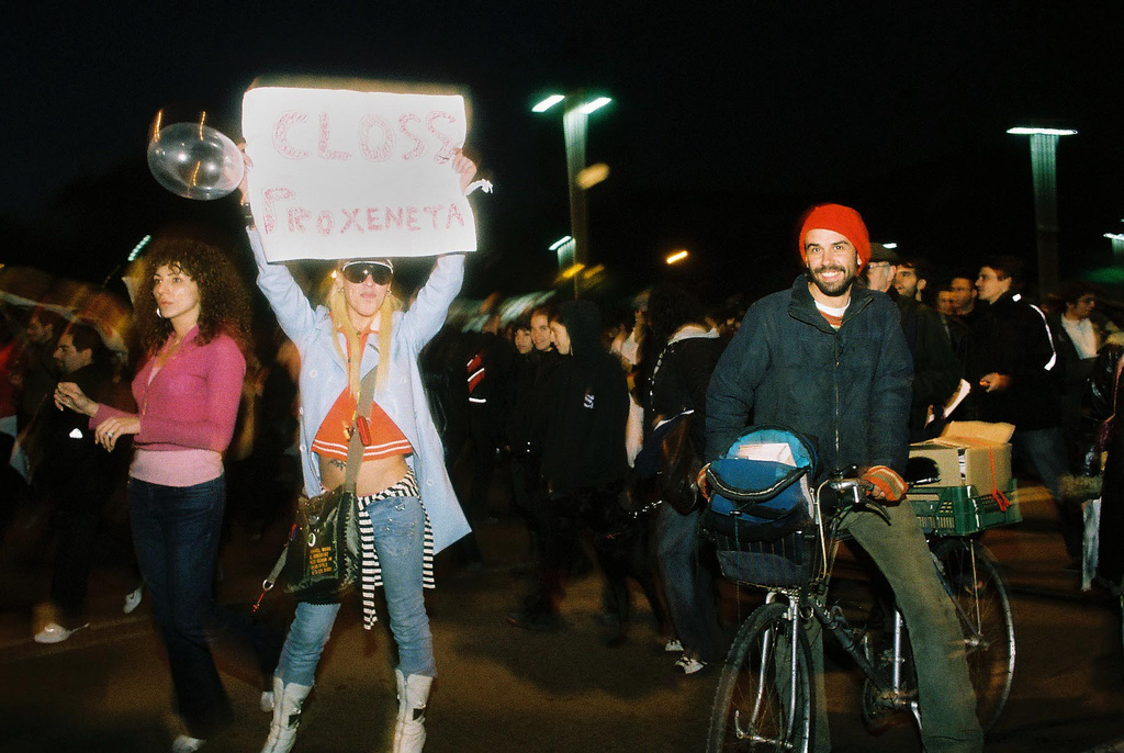 Entitats veïnals, feministes i pels drets dels immigrats reclamen la legalització de la prostitució