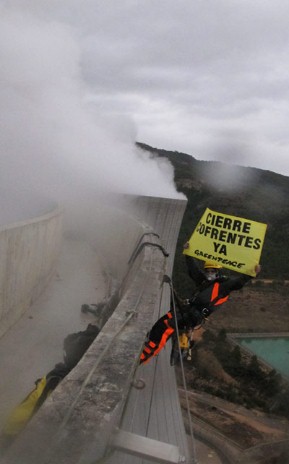 Activistes de Greenpeace assalten la Central de Cofrents