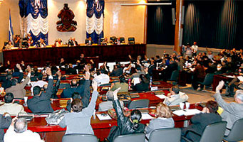 Decretat l'estat d'excepció a Hondures mentre el president Zelaya anuncia que hi tornarà el cap de setmana