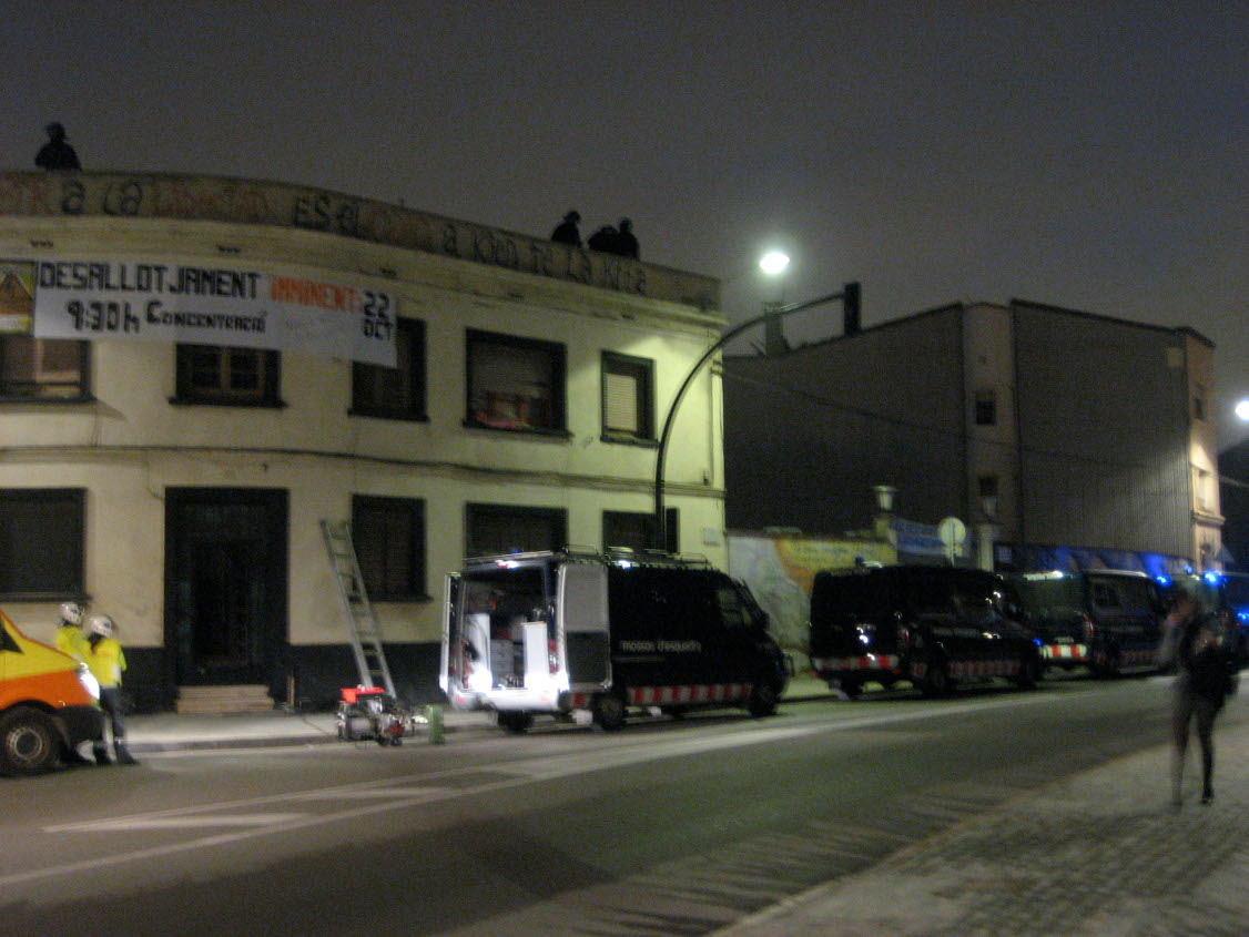 Desallotjat el KOP d'El Prat després de treure les persones que hi resistien