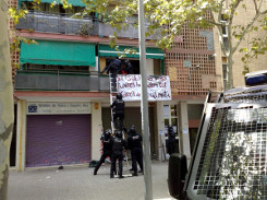 Expulsats de casa a cops de porra