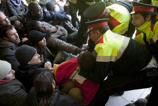 A judici 13 activistes que volien impedir un desnonament