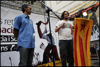 Xevi Safont i Joan Sebastià Colomer van parlar en representació de les organitzacions convocants al final de la manifestació. FOTO: Oriol Clavera Xevi Safont i Joan Sebastià Colomer van parlar en representació de les organitzacions convocants al final de la manifestació. FOTO: Oriol Clavera