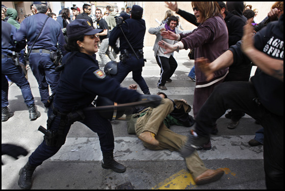 Enderrocaments i càrregues policials al barri del Cabanyal [fotografies]