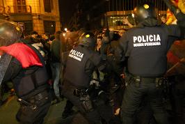 Càrrega aquest vespre contra la manifestació. Foto: Miquel Llop