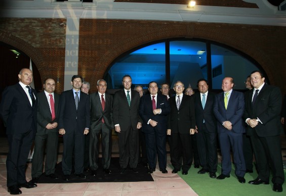 Els règims passen, les bones famílies no…