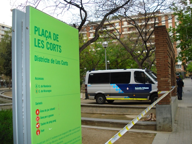 Els antiavalots de la Guàrdia Urbana impedeixen l'activitat de Sant Jordi de l'AJLC