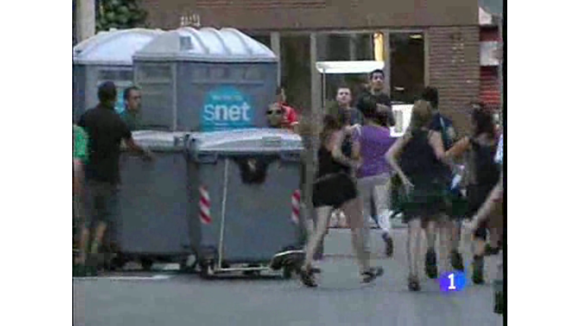 Agents policials infiltrats destrueixen mobiliari urbà durant les càrregues policials d'ahir a Gràcia