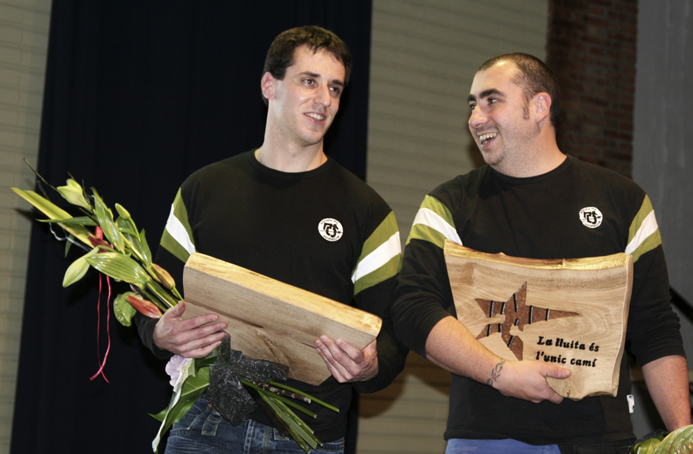 Acte per a donar la benvinguda a en Diego i en Zigor a les cotxeres de Sants