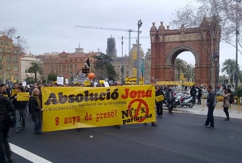 Centenars de manifestants per l'absolució d'en Jona, encausat pel Forat de la Vergonya