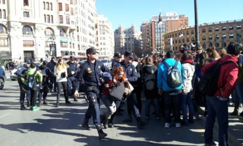 Desenes de ferits i un menor detingut en la càrrega policial contra els estudiants de l'IES Lluís Vives