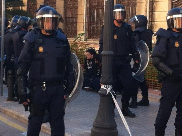Nova jornada de violència policial a València