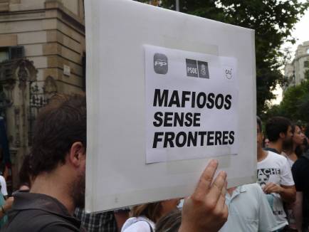 La indignació pels escàndols de corrupció treu centenars de persones als carrers