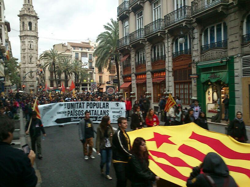 Milers de manifestants omplen València per culminar els actes de la Diada del 25 d'Abril