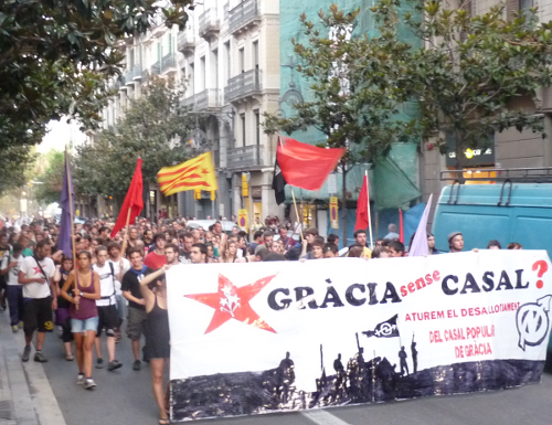 Centenars de persones es manifesten a Gràcia contra el desallotjament del Casal Popular