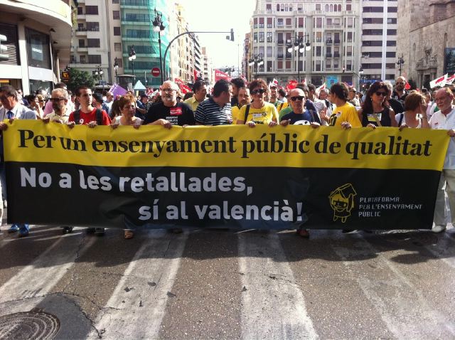 Milers de persones es manifesten a València en defensa del valencià