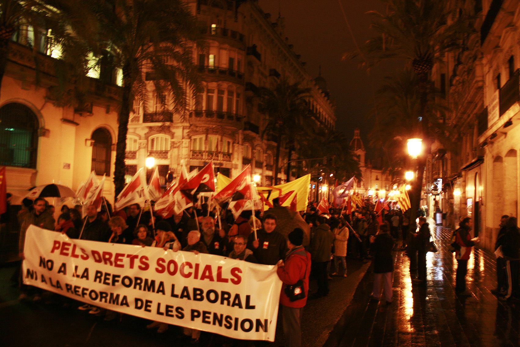 Milers de persones surten al carrer contra la retallada de les pensions