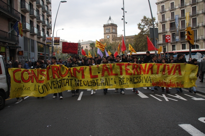 Més d'un miler d'estudiants surten als carrers de Barcelona contra la mercantilització de la universitat