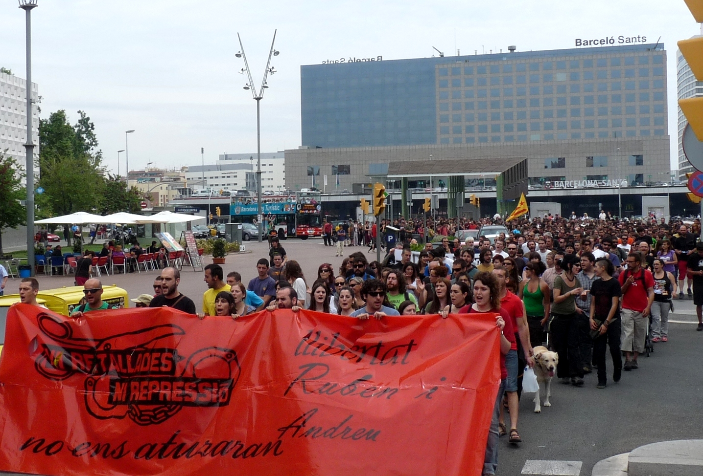 Un miler de persones reclamen a Sants la llibertat de l'Andreu i el Rubèn
