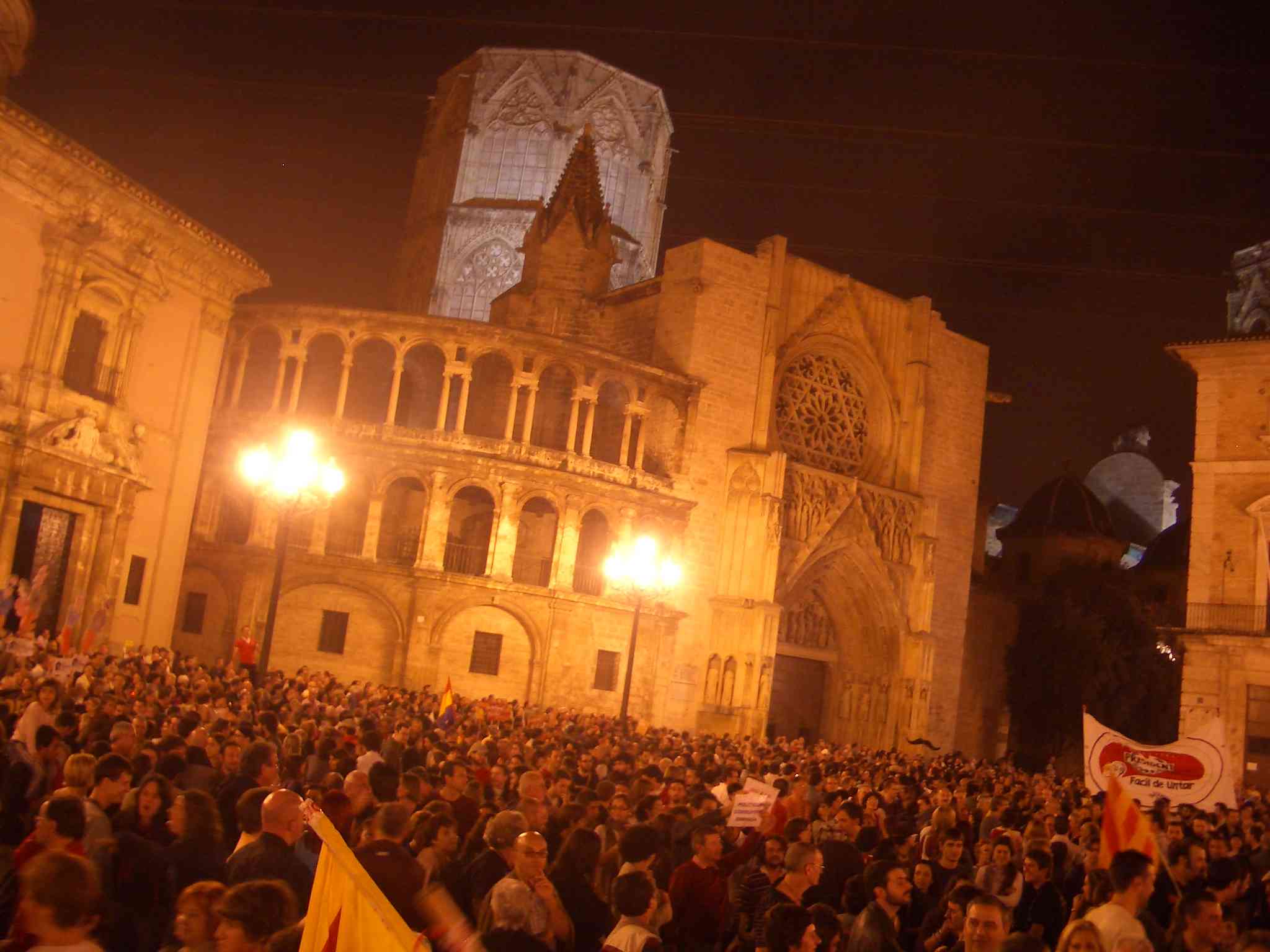 Milers de valencians reclamen la dimissió de Camps