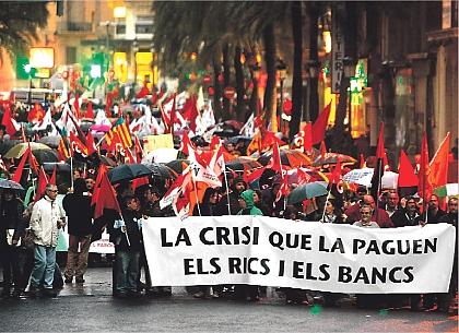 Un miler de persones desafien la pluja contra la crisi a València