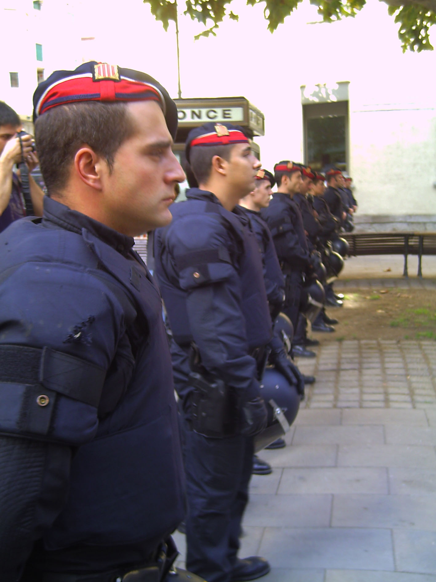 Un fort desplegament dels Mossos d'Esquadra barra el pas a la concentració contra la visita dels prínceps espanyols