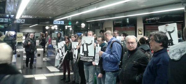 Centenars de persones es neguen a pagar al Metro de Barcelona en una acció contra l'augment de preus