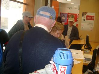 L'assemblea de treballadors aturats ocupa dues OTG a Barcelona